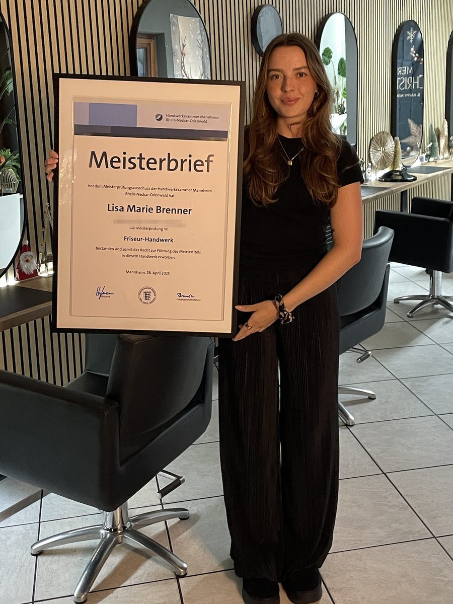 Lisa Brenner mit ihrem Meisterbrief